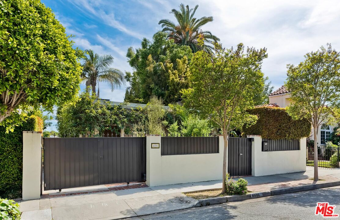 Photo of 8996 Norma Pl, West Hollywood, CA 90069