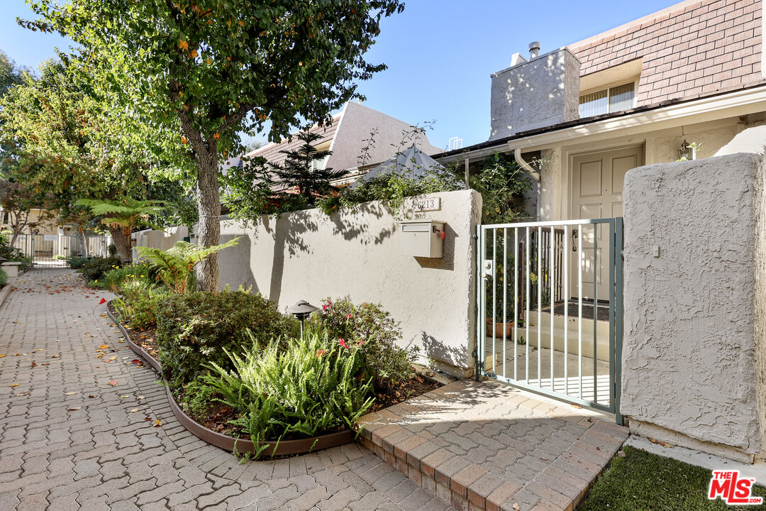 Photo of 6213 Randi Ave, Woodland Hills, CA 91367