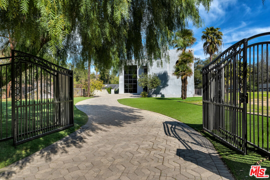 Photo of 21329 Mulholland Dr, Woodland Hills, CA 91364