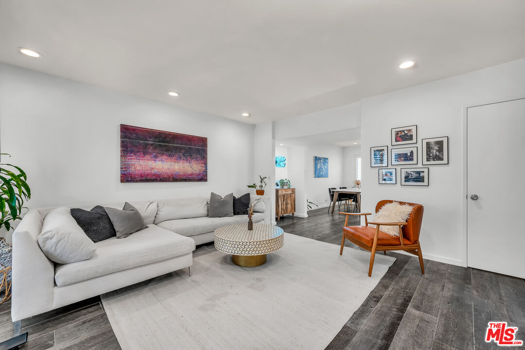 Photo of 14238 Dickens St #4, Sherman Oaks, CA 91423