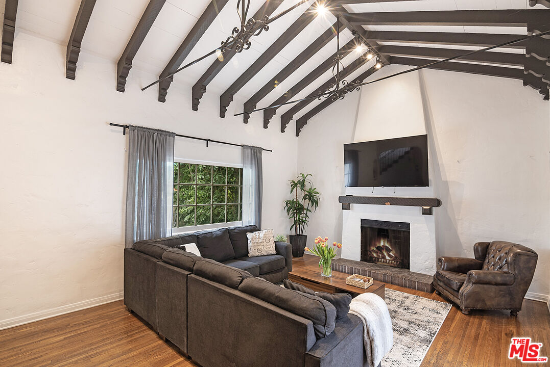 Photo of 1135 S Crest Dr, Los Angeles, CA 90035