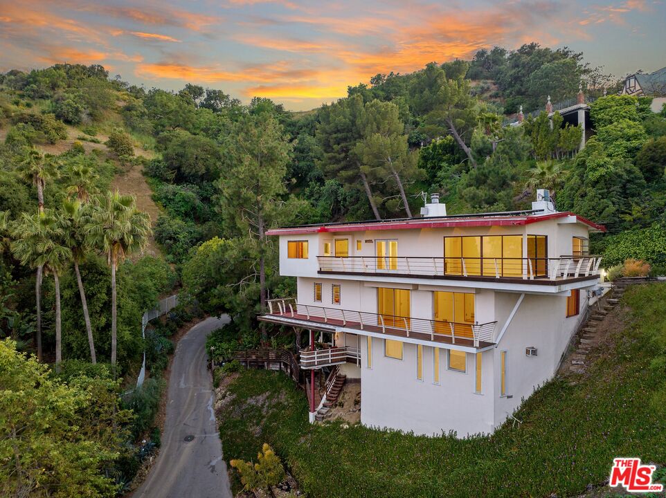 Photo of 7802 Torreyson Dr, Los Angeles, CA 90046