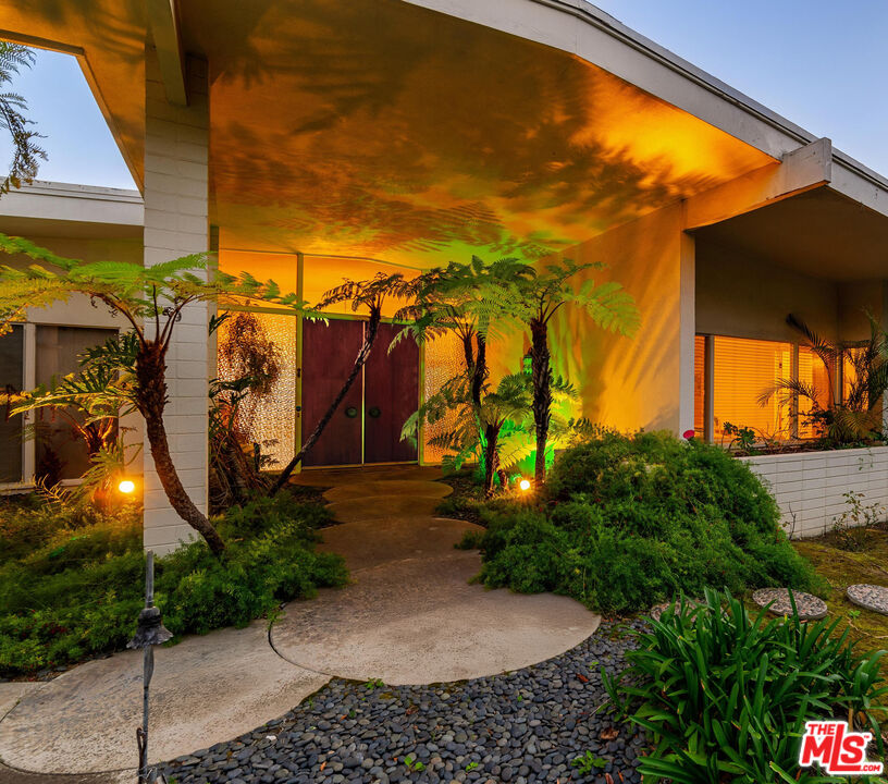 Photo of 9242 Nightingale Dr, Los Angeles, CA 90069