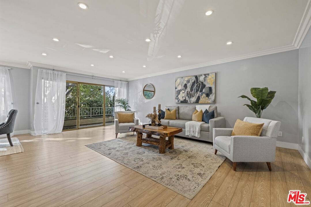 Photo of 910 S Holt Ave #101, Los Angeles, CA 90035