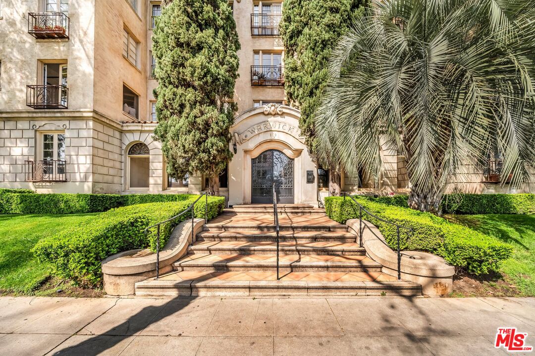 109 N SYCAMORE AVE Unit: 304