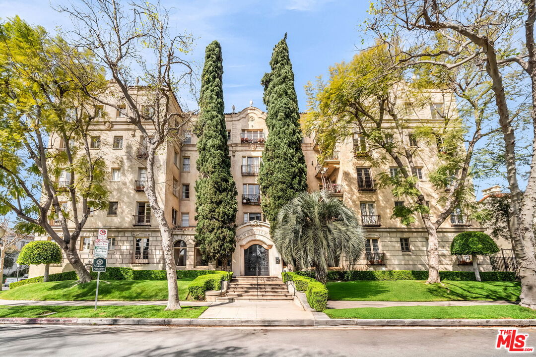 109 N SYCAMORE AVE Unit: 304