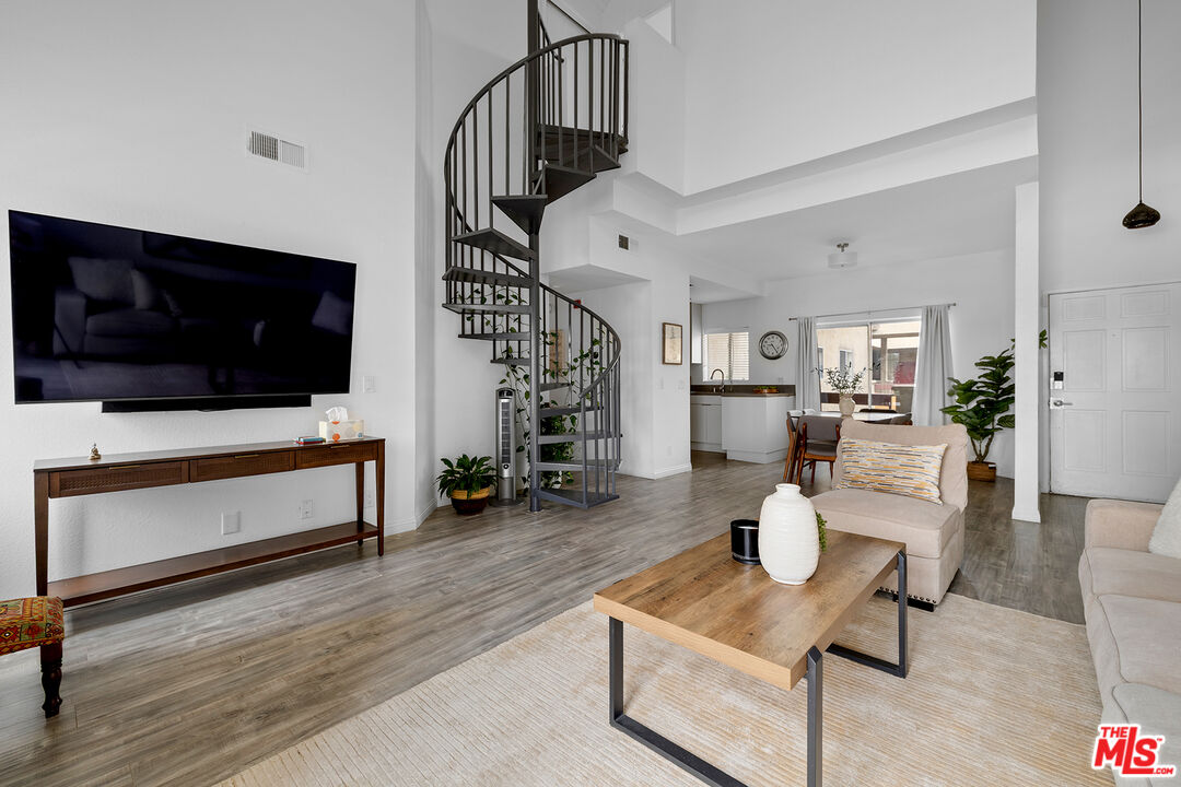 4301 Fulton Ave Unit: 305