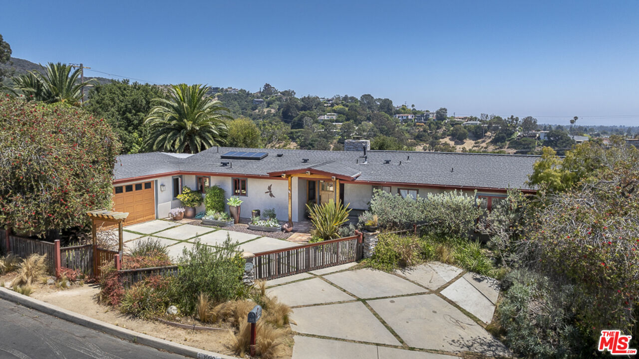 1090 El Medio Ave
