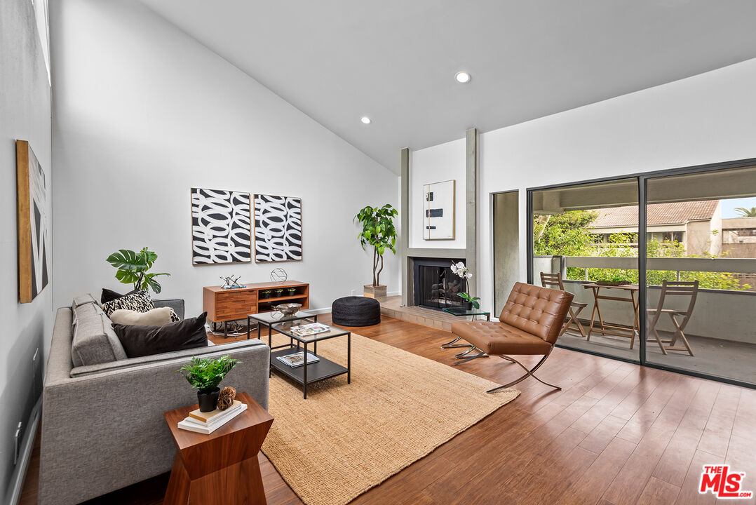 1887 Greenfield Ave Unit: 303