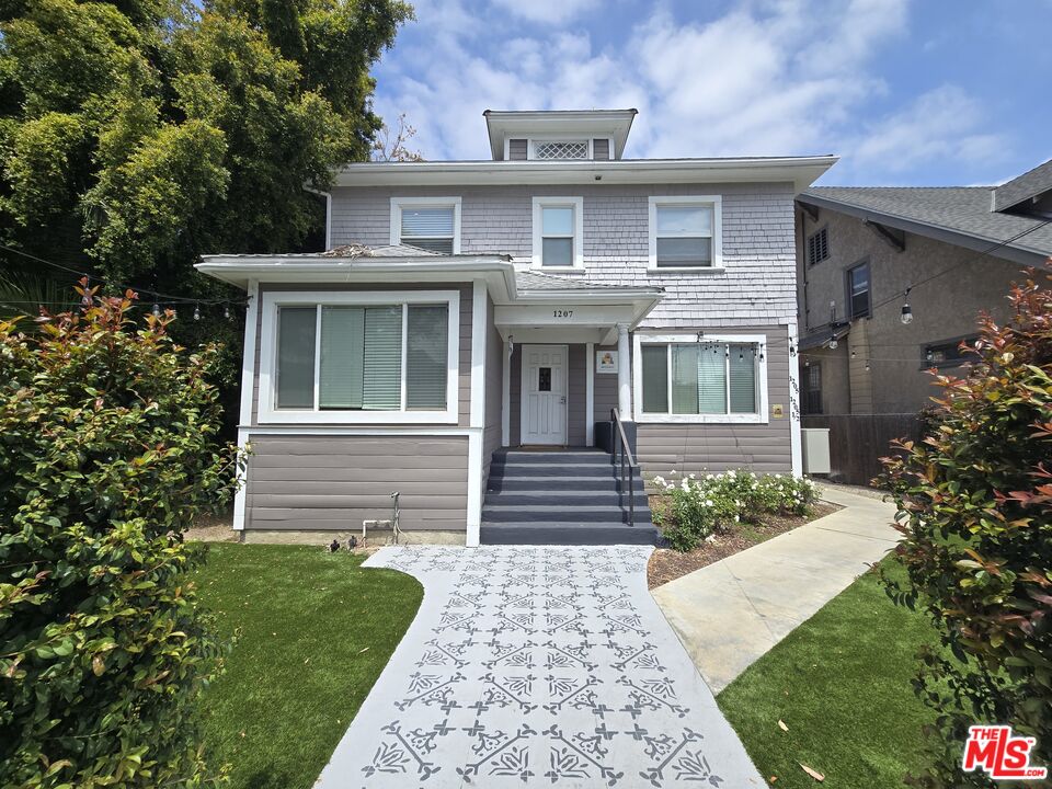 1207 W 37th Pl
