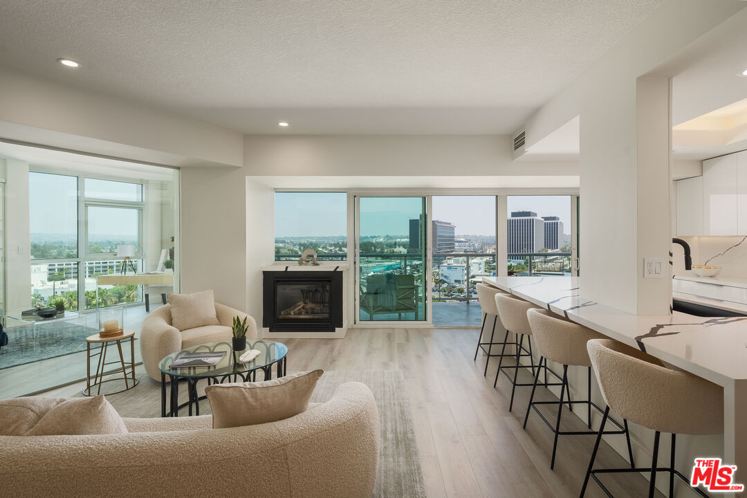 13600 Marina Pointe Dr Unit: 906