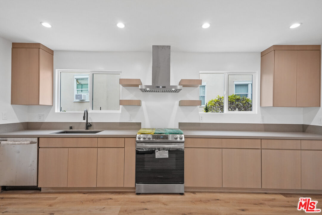 1948 N Alexandria Ave Unit: 2