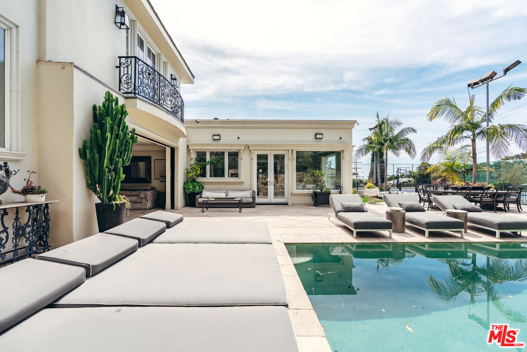 727 N Alta Dr