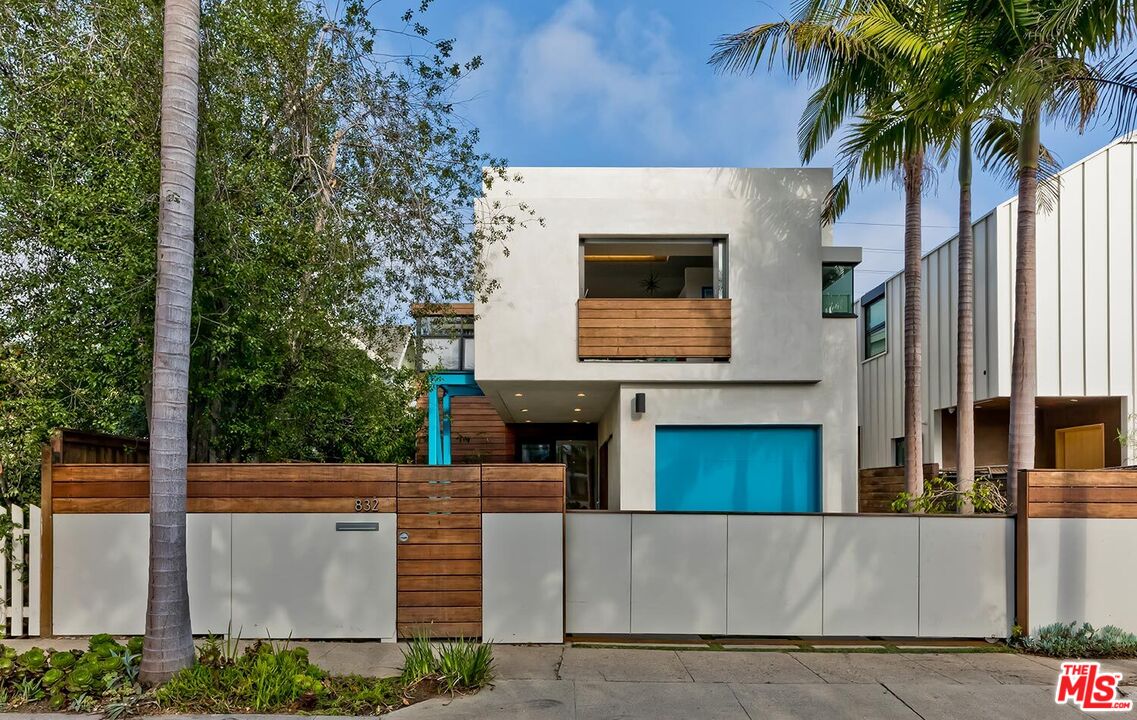 832 Superba Ave