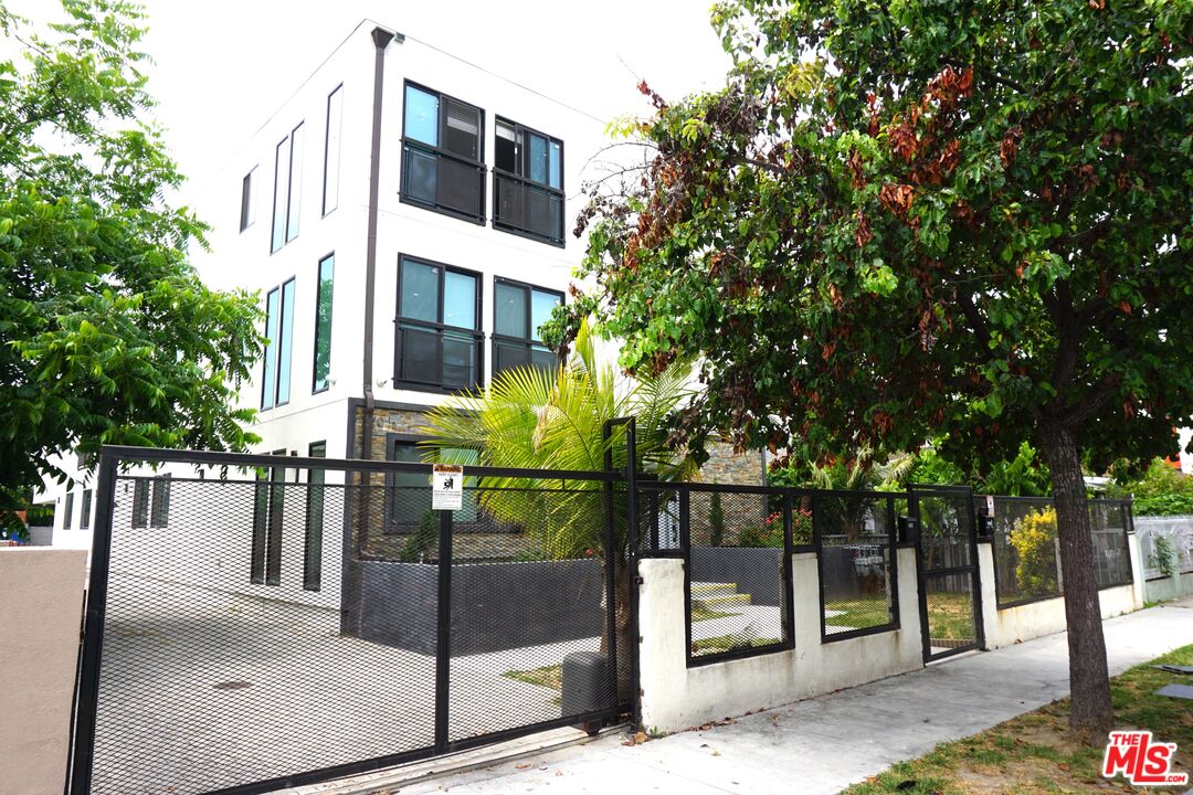 1570 W 36th St