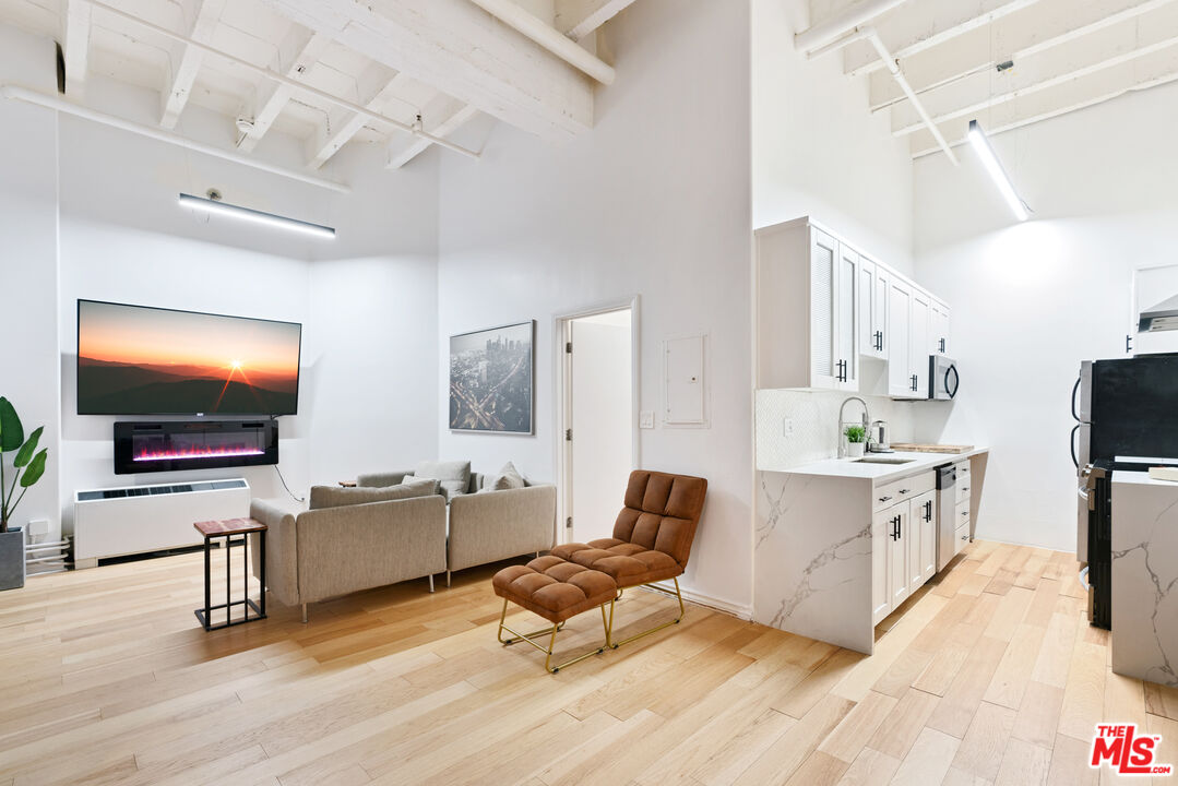 312 W 5th St Unit: 208