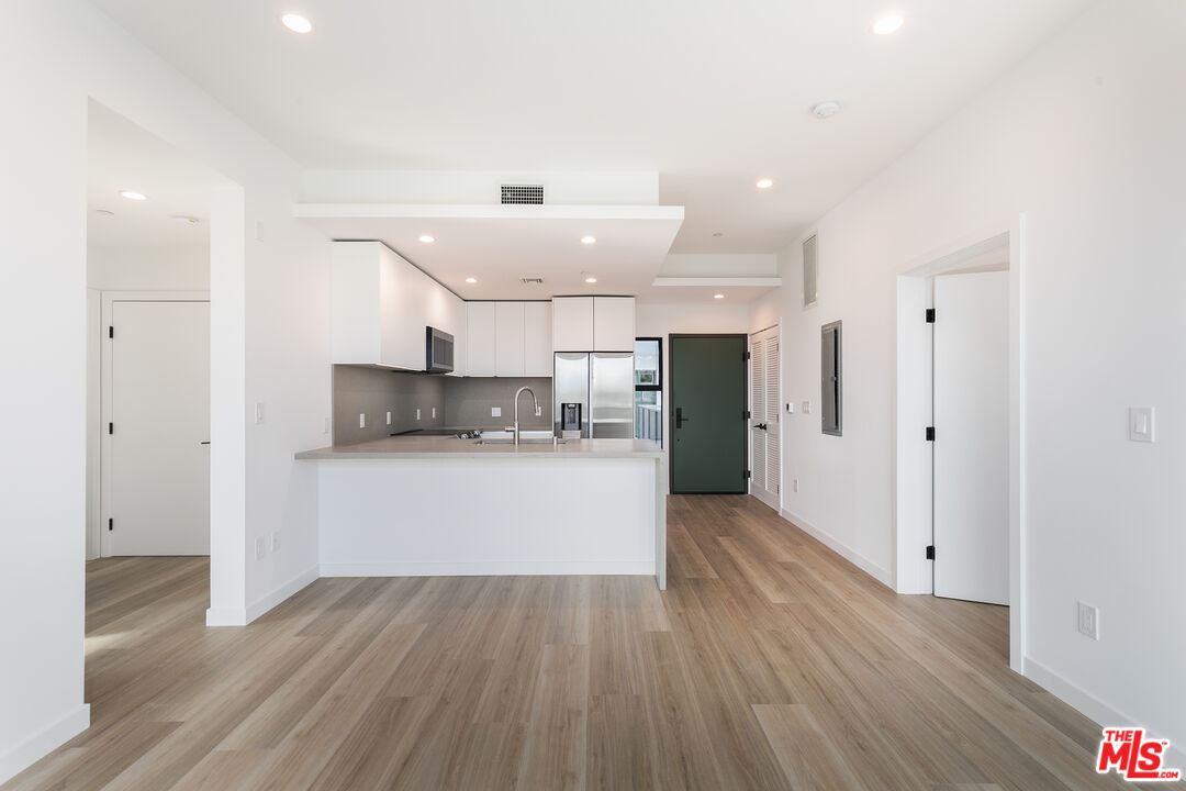 829 Larrabee St Unit: PH 402