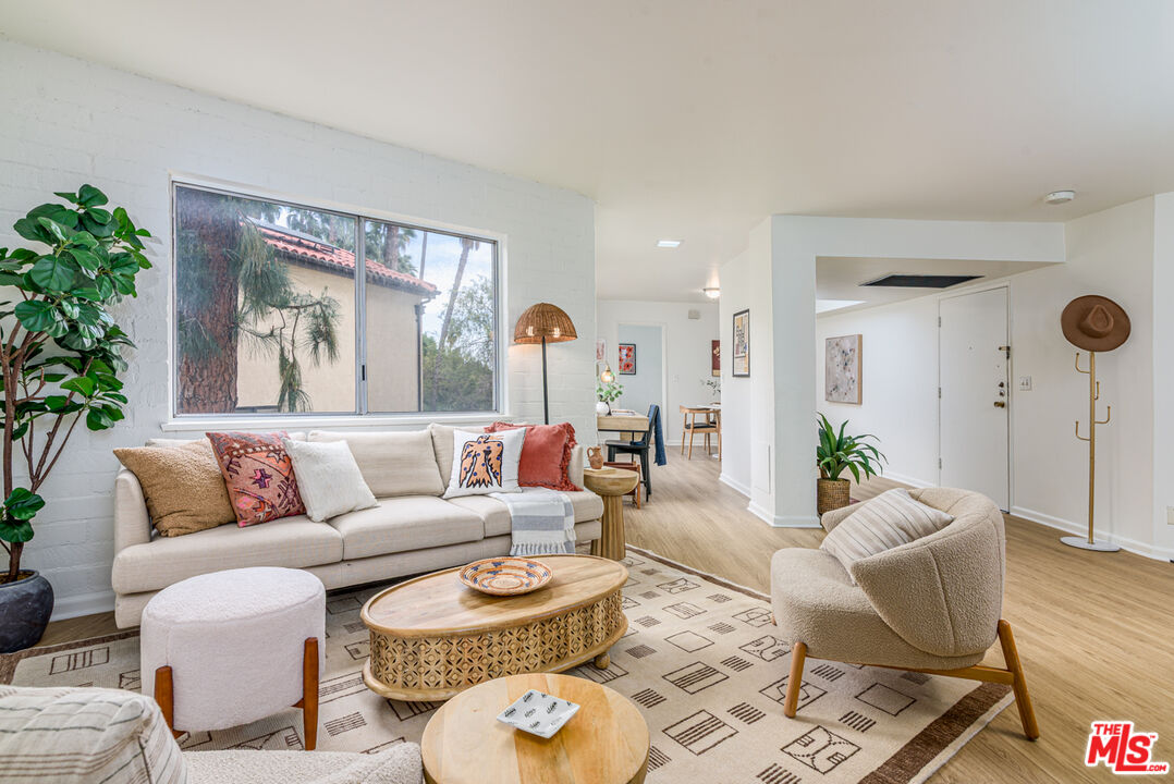 2260 N Cahuenga Blvd Unit: 305