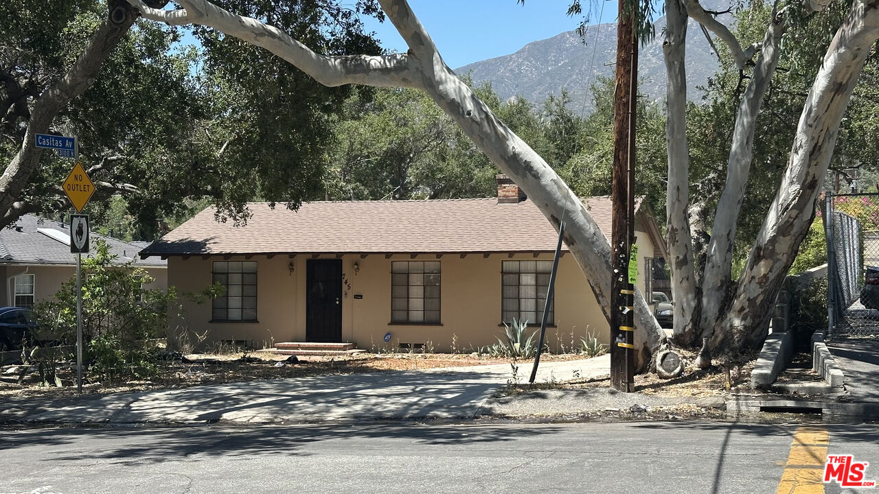 745 W Altadena Dr