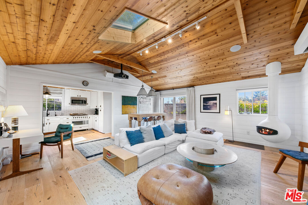 7038 Dume Dr Unit: GuestHouse