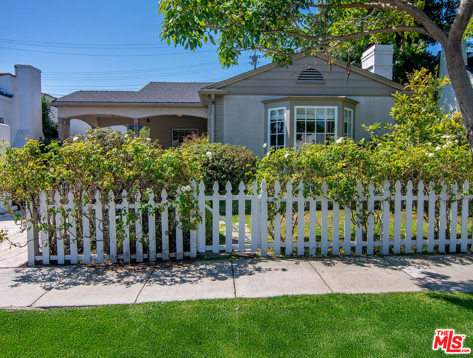 8828 Rosewood Ave