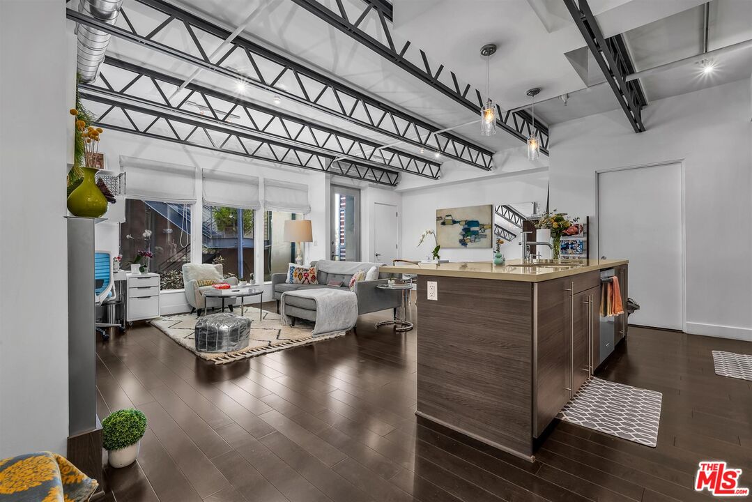 1250 N Harper Ave Unit: 417