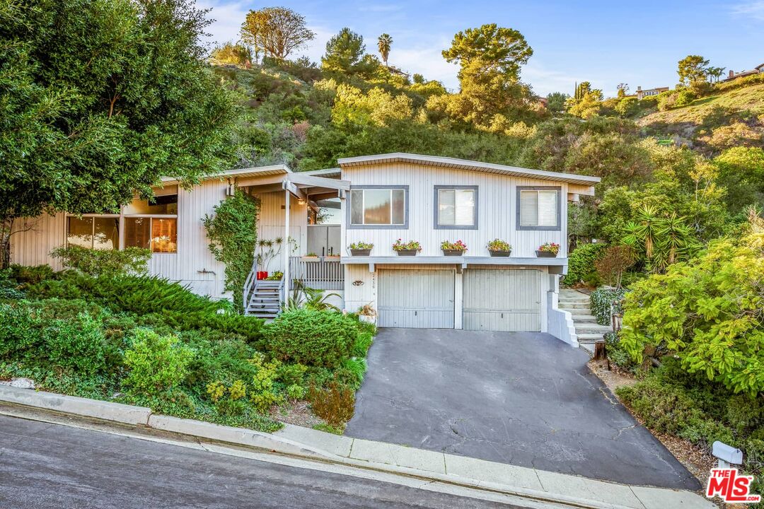 2436 Arbutus Dr