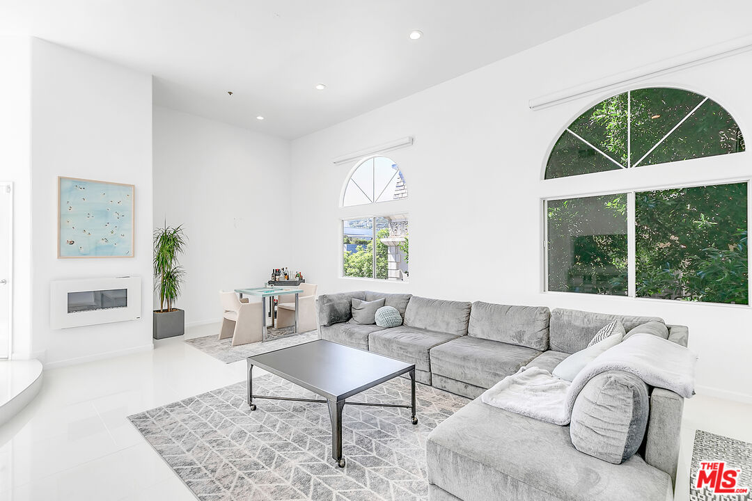 840 N Croft Ave Unit: 301