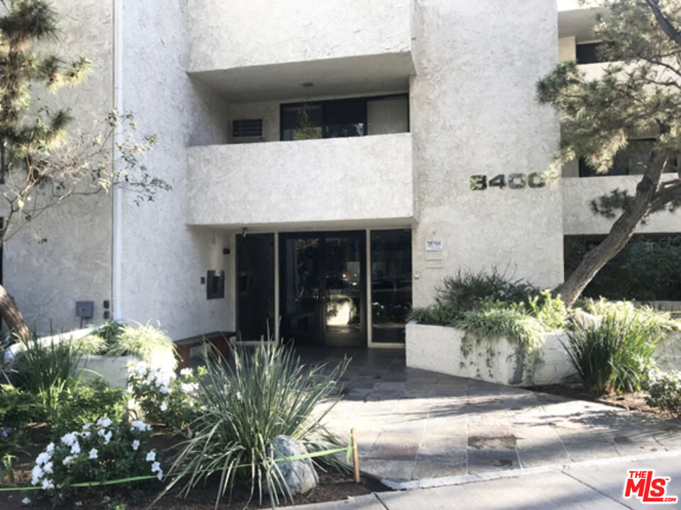 8400 De Longpre Ave Unit: 104
