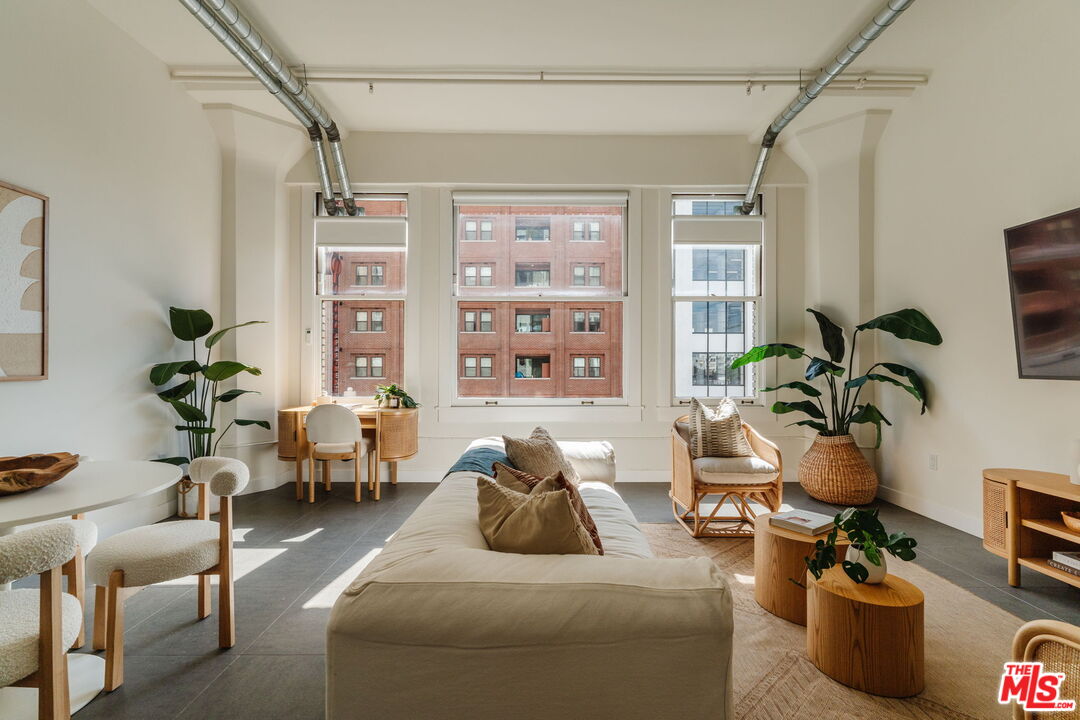 Photo of 939 S Broadway #404, Los Angeles, CA 90015