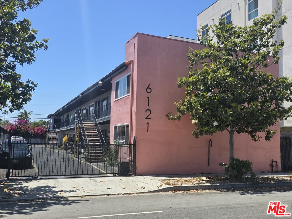 6121 Crenshaw Blvd