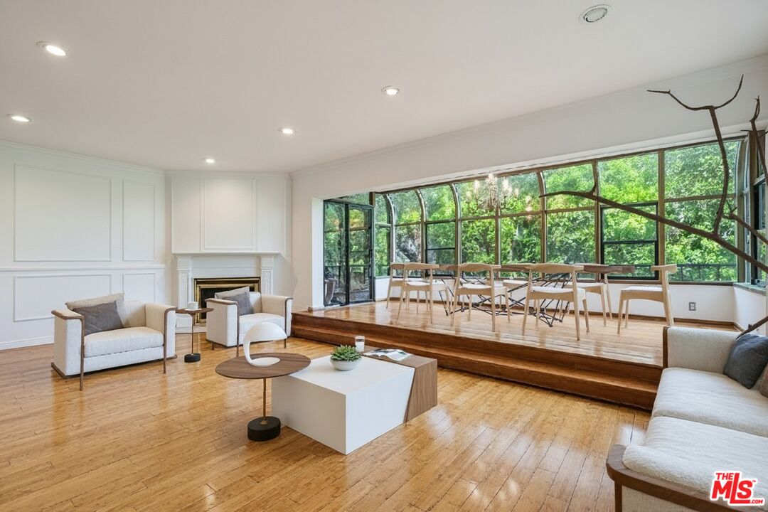 1124 N Kings Rd Unit: 102