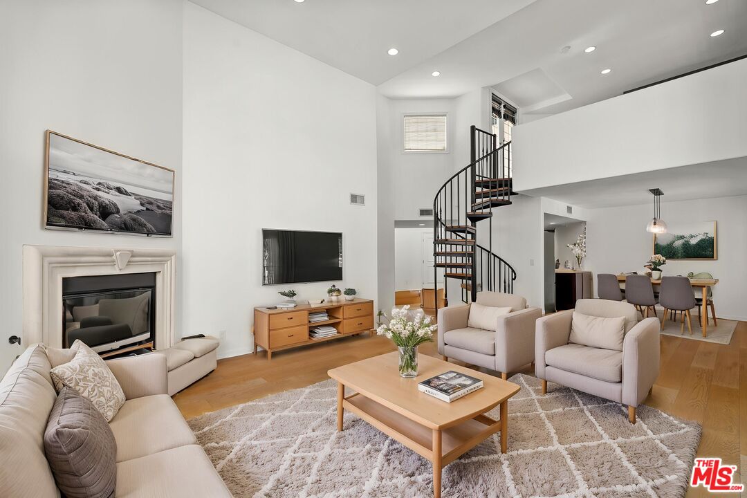 435 Arnaz Dr Unit: 304