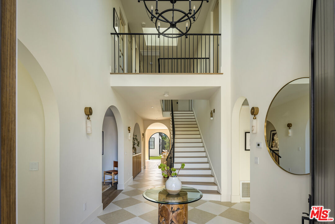 Photo of 344 N Vista St, Los Angeles, CA 90036