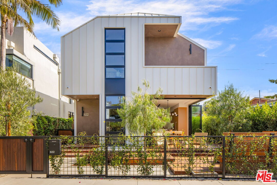 822 Superba Ave