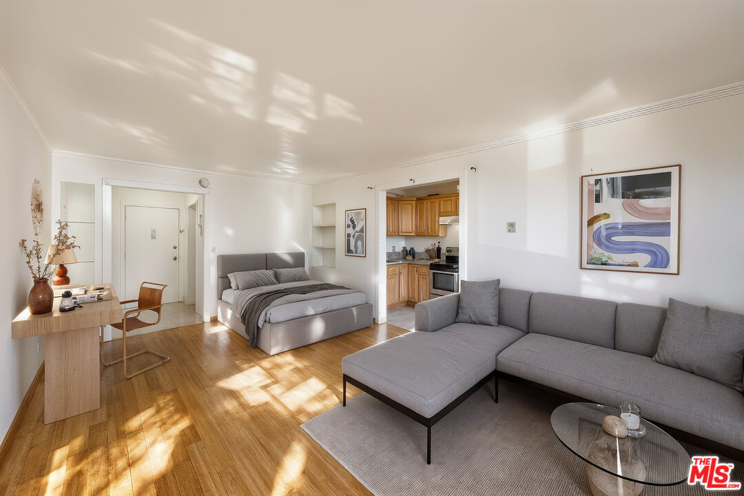 425 S Kenmore Ave Unit: 104