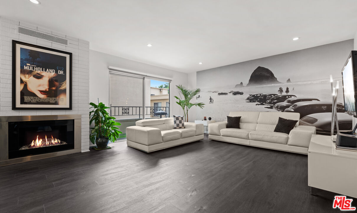 1221 N Kings Rd Unit: 207