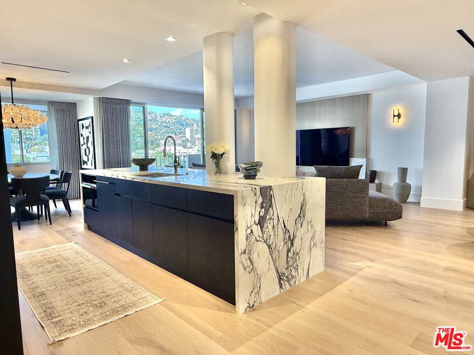 818 N Doheny Dr Unit: 901