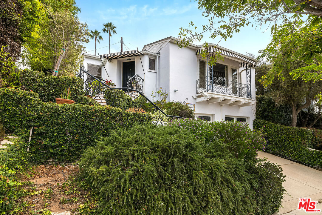 Photo of 16177 Alcima Ave, Pacific Palisades, CA 90272