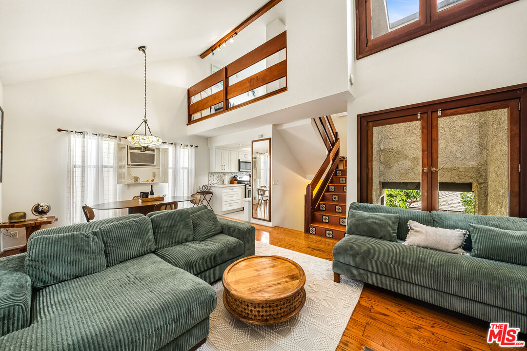 906 N Kings Rd Unit: 7