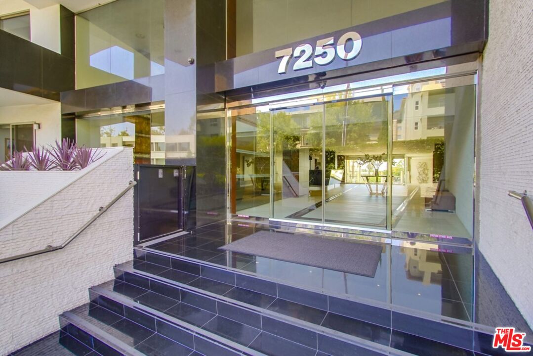 Photo of 7250 Franklin Ave, Los Angeles, CA 90046