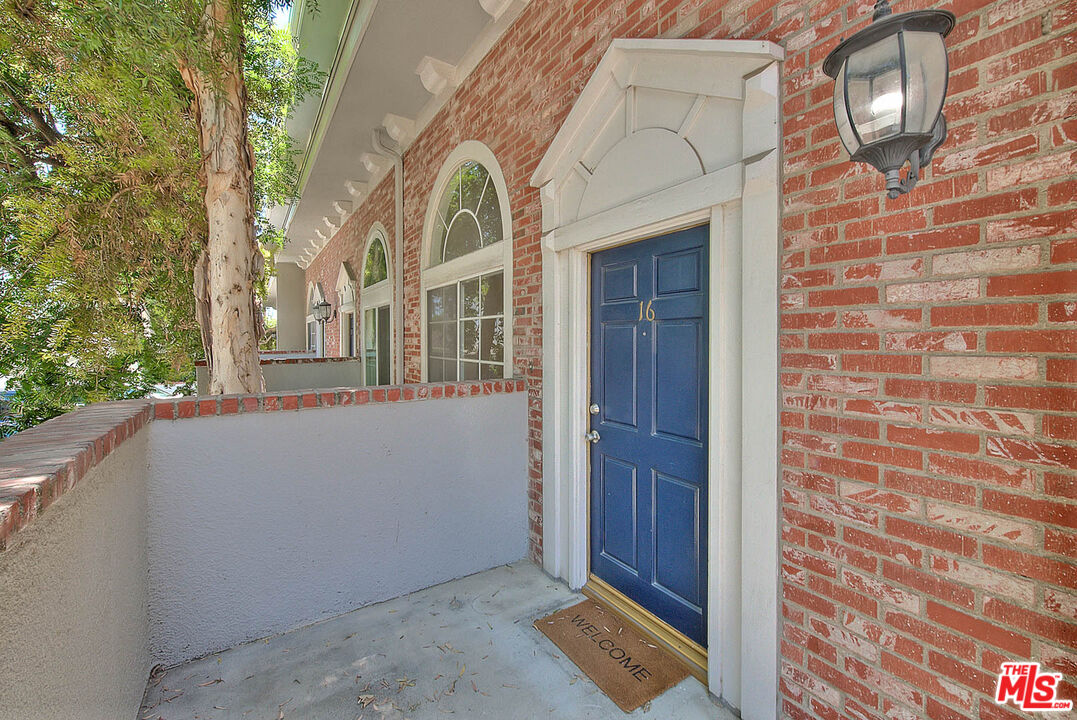 Photo of 8741 Darby Ave, Northridge, CA 91325