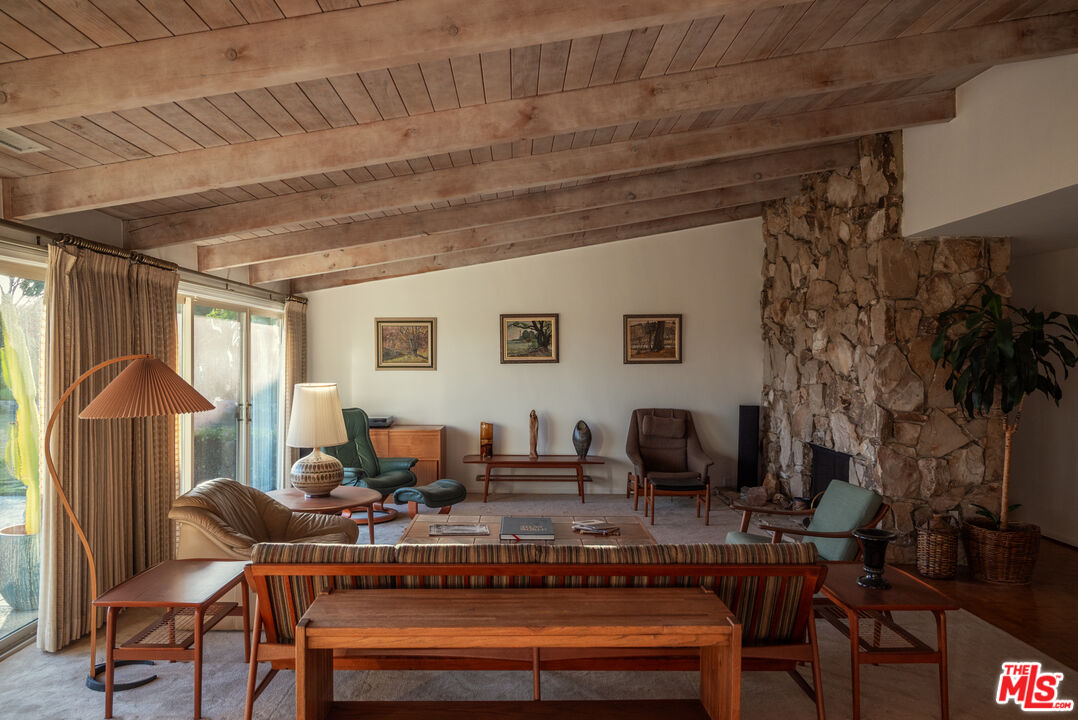 2701 Lake Hollywood Dr