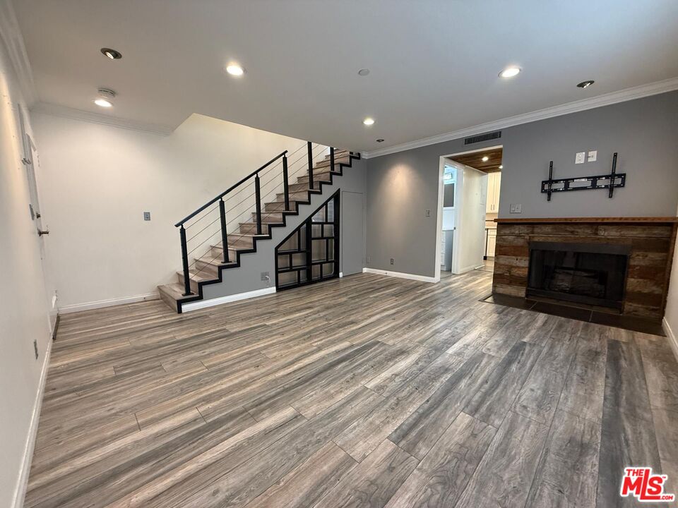 1043 Thompson Ave Unit: 11