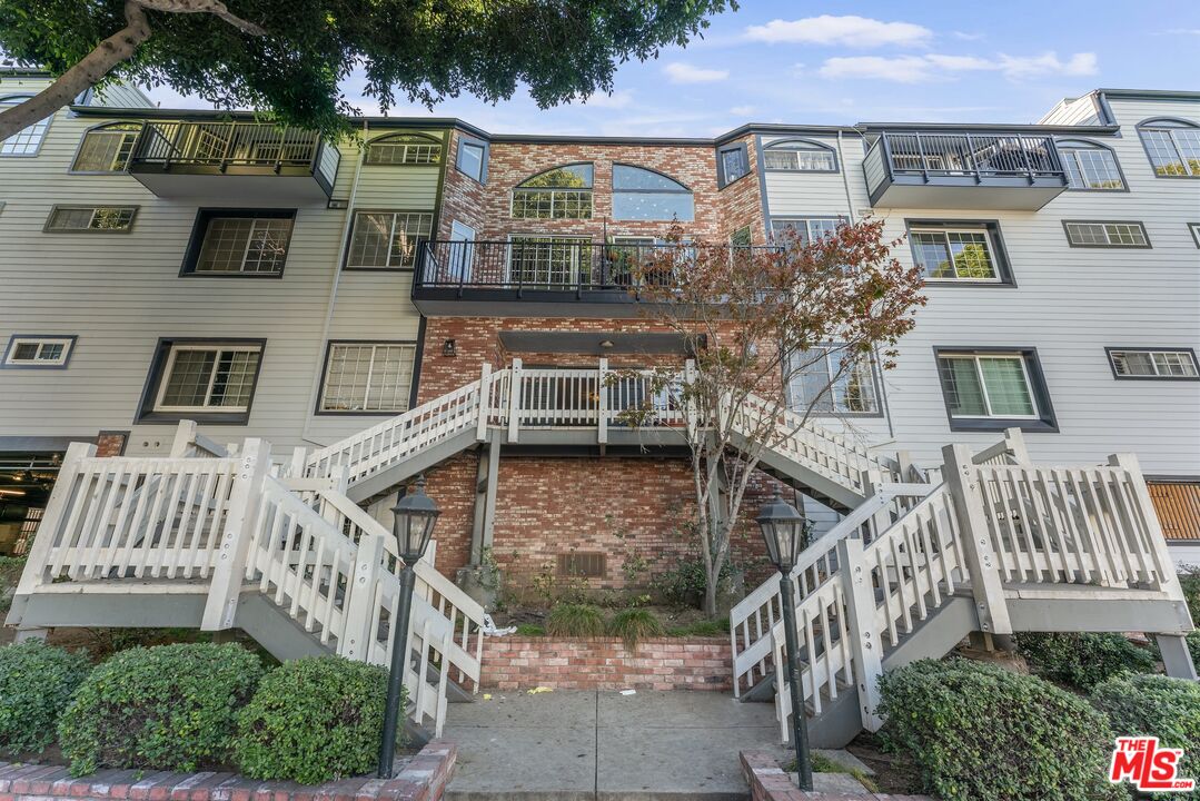 2677 Centinela Ave Unit: 402
