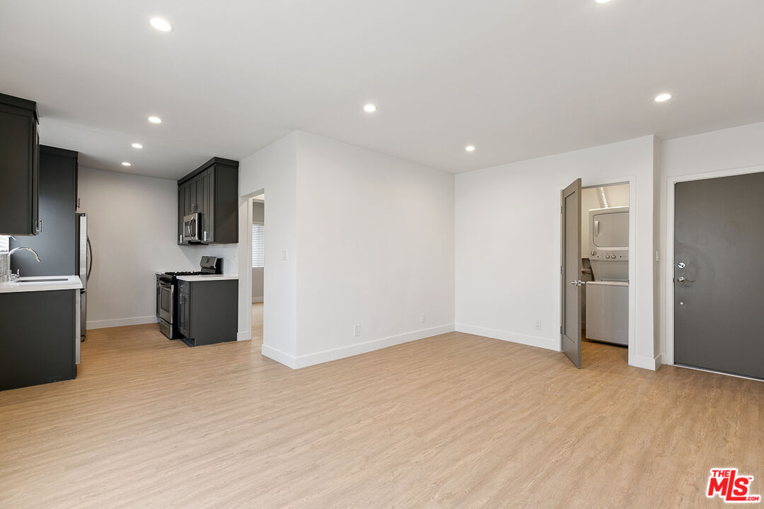 3314 S MENTONE AVE Unit: 8