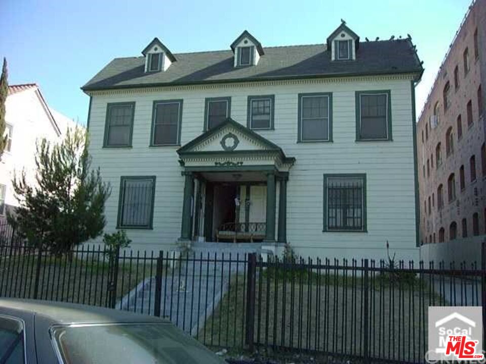 150 S Kenmore Ave Unit: 150 1/2