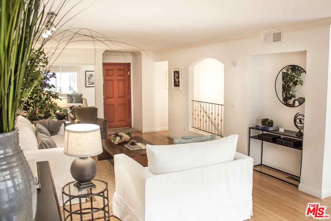 1154 S Barrington Ave Unit: 109