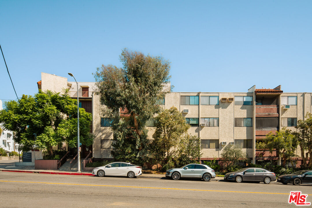 530 S Barrington Ave Unit: 111