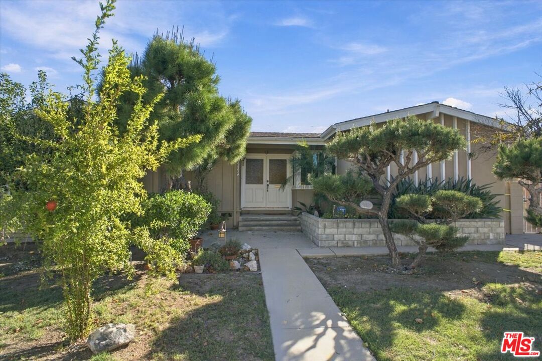 23214 Vanowen St